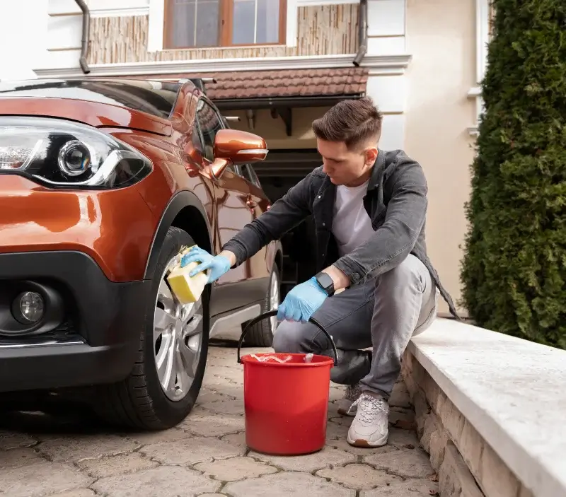 Lavage auto à domicile Le Malzieu-Ville : professionnel intervenant sur un véhicule